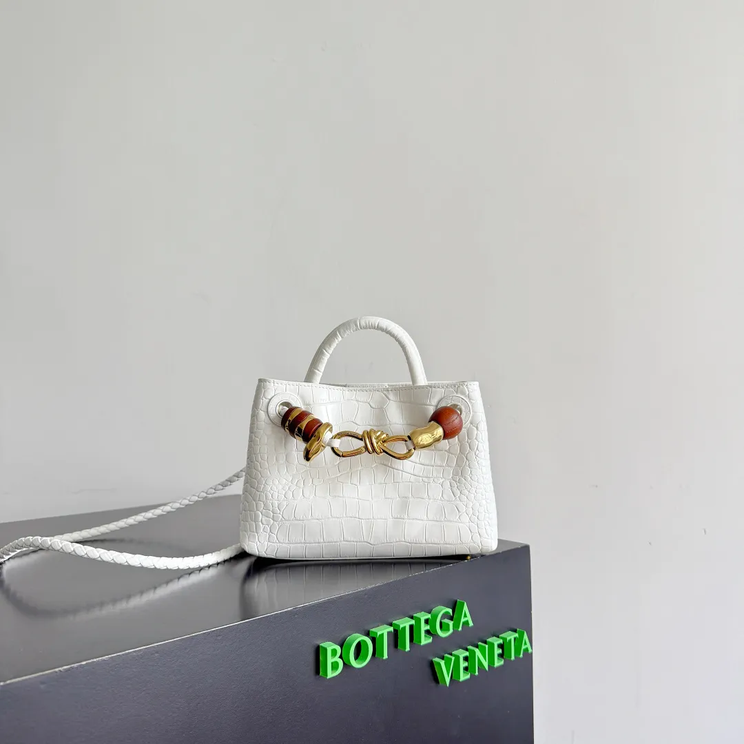 Batch 2880 BOTTEGA VENETA crocodile leather mini andiamo is paired with a four-piece oak hardware set, making the entire bag more layered. As a classic model of the BV family, each innovation brings different surprises to fans. There are three ways to carry it with different makeup. Crocodile skin is called the gold in leather and is famous for its top luxury and rarity. During use, the luster of the crocodile skin will not fade or fade with time. No matter how long it is used, it will still remain new. And because each crocodile skin is different, the effect of each crocodile leather bag is different. Style number: 777614+wood hardware Size: 22*15.5*9cm